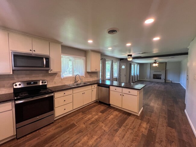 Building Photo - 2 bedroom country home in Escalon!