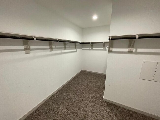 Building Photo - 7015 Sunbreeze Ln