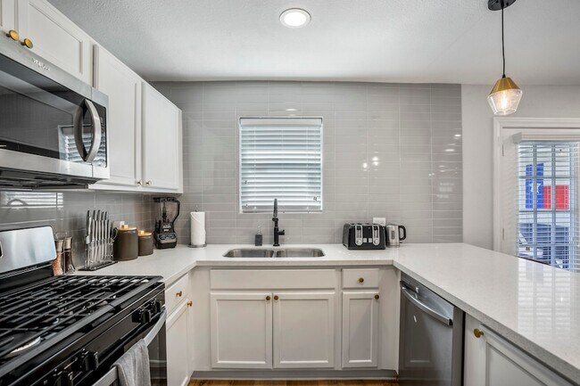 Building Photo - 3814 Seabrook St