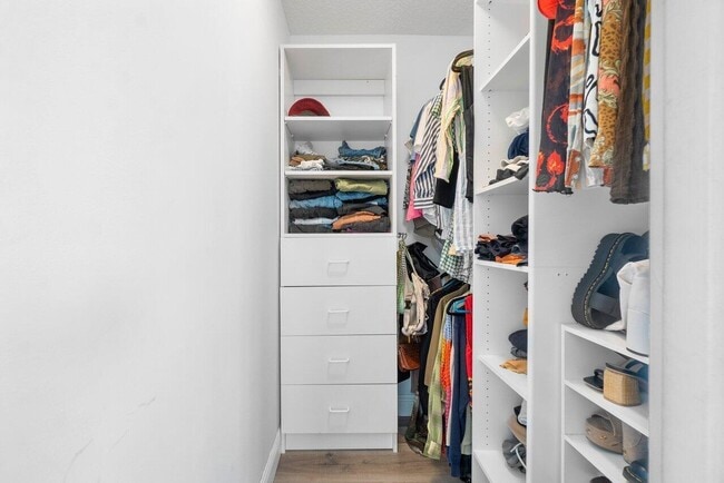 Building Photo - 6085 Robinson St