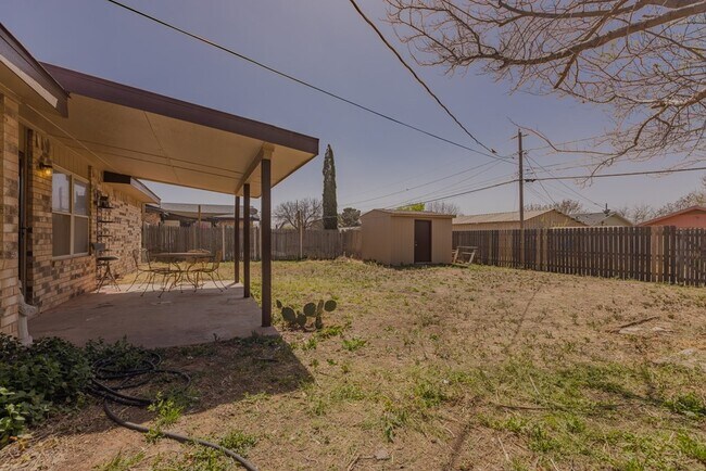 Building Photo - 8707 Holiday Dr