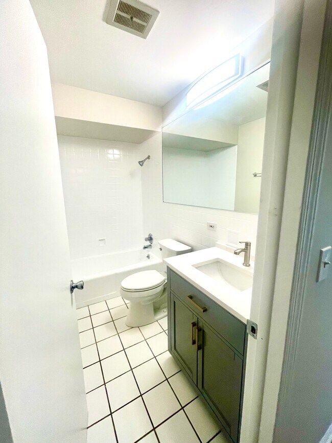 Building Photo - 406 Franklin Ave