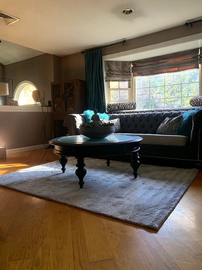 Building Photo - 19 Pine St