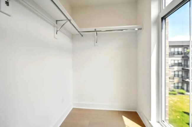 Building Photo - 526 Riverfront Ln