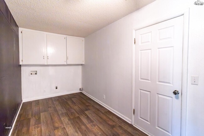 Building Photo - 501 W Texas Ave