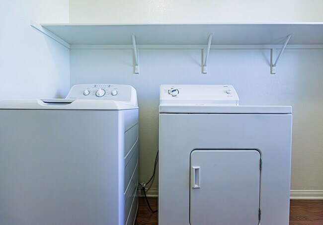 Building Photo - Beautiful 2 story Home