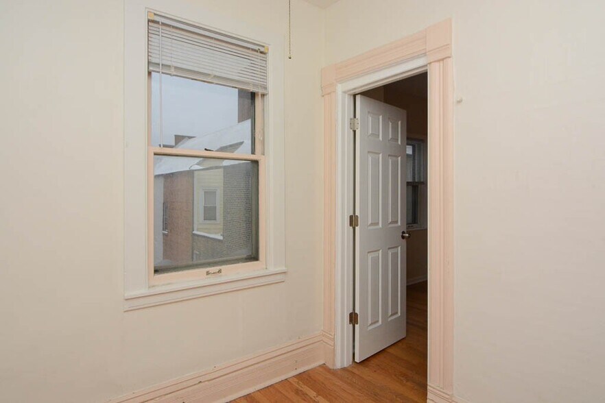 Building Photo - 3426 N Lincoln Ave