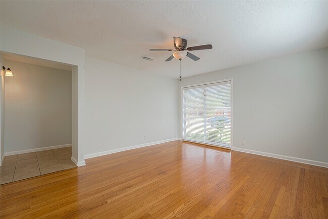 Building Photo - 4923 Poinciana Dr