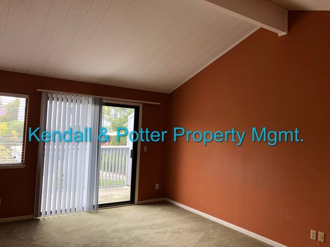 Building Photo - Spacious 3 bed/2.5 bath End Unit Townhome ...