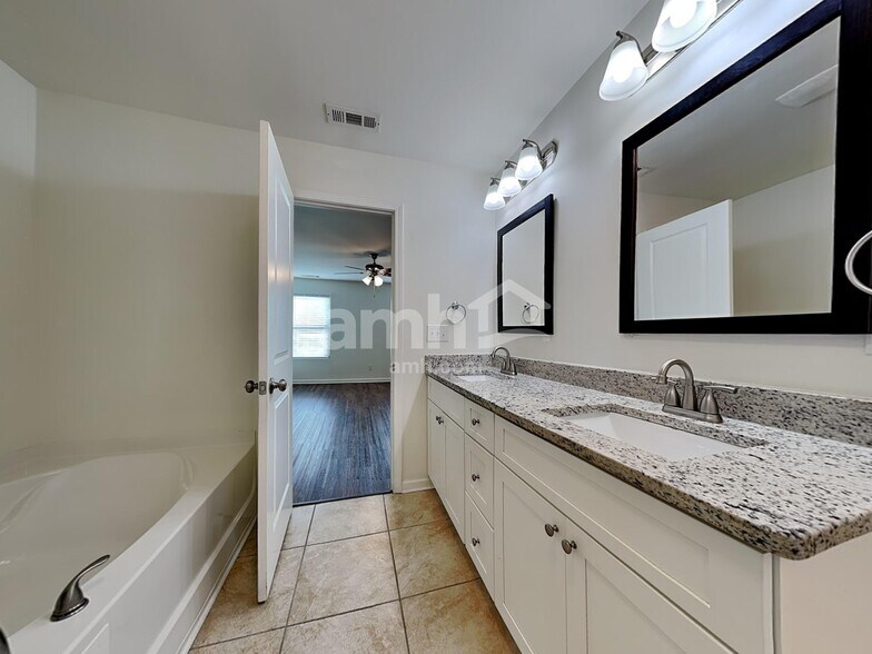 Building Photo - 290 Maxton Ave