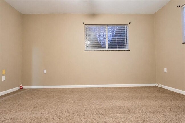 Building Photo - 1825 Skyline Dr