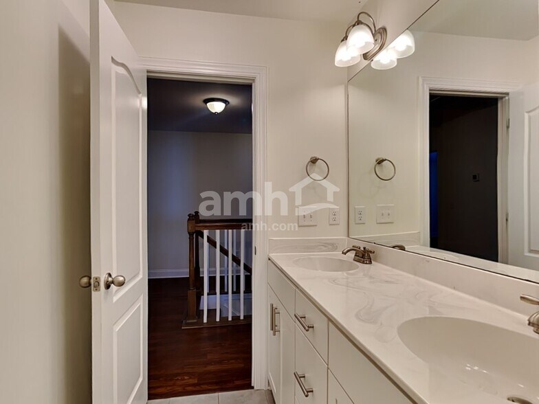 Building Photo - 110 Doral Blue Dr