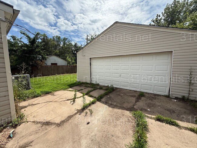 Building Photo - 2943 S Volutsia Ave