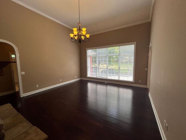 Building Photo - 607 Castle Dr