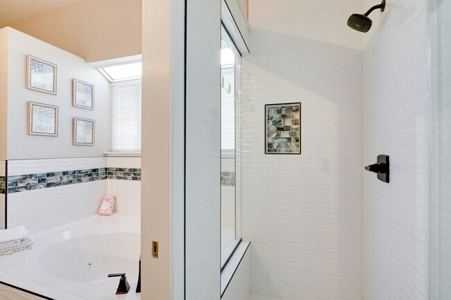 Building Photo - Beautiful Single Story Home !
