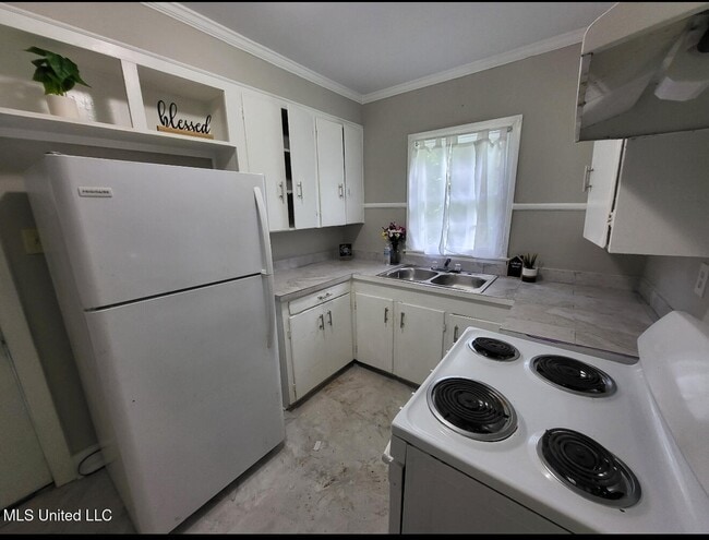 Building Photo - 3158 Alameda Dr