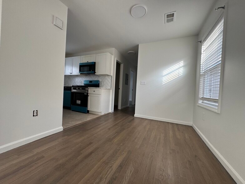 Building Photo - 121 12th Ave