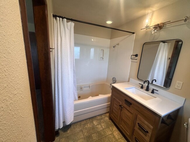 Building Photo - 2100 Hobert St