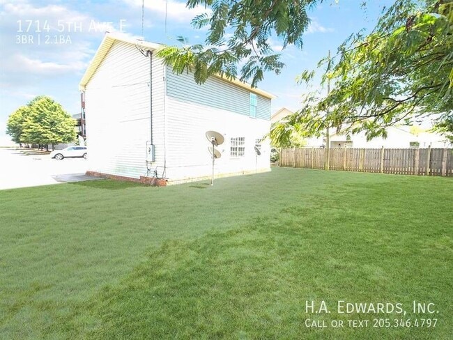 Building Photo - 1714 5th Ave E