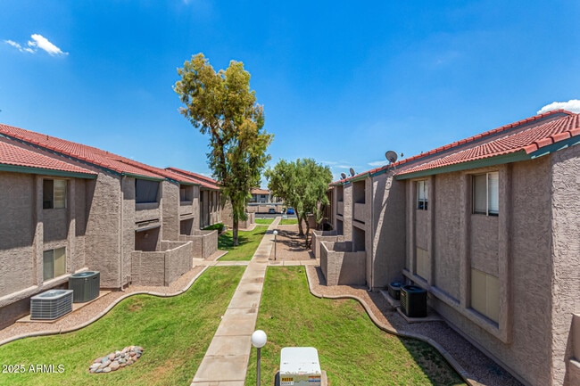 Building Photo - 623 W Guadalupe Rd