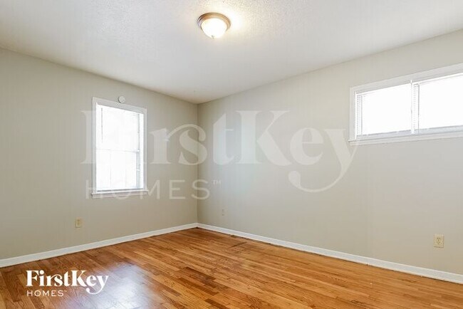 Building Photo - 3233 Earl Dr