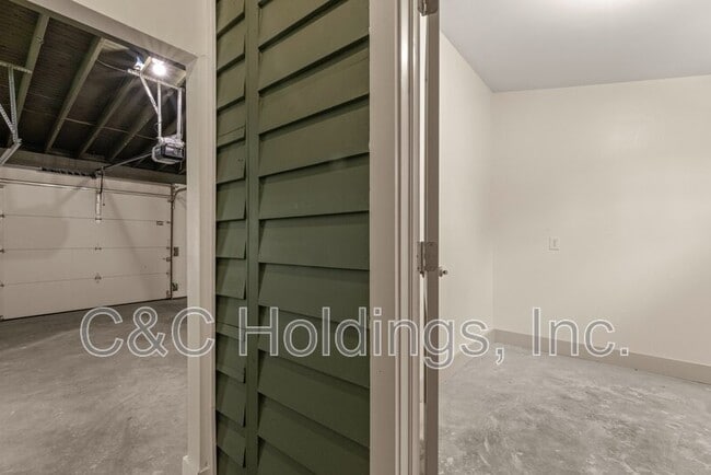 Building Photo - 4541 E 32nd Pl