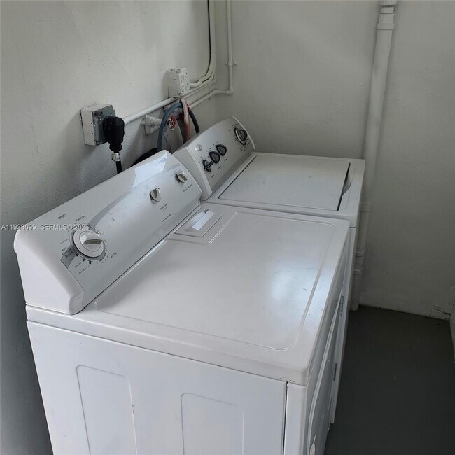 Building Photo - 326 NE 118th St