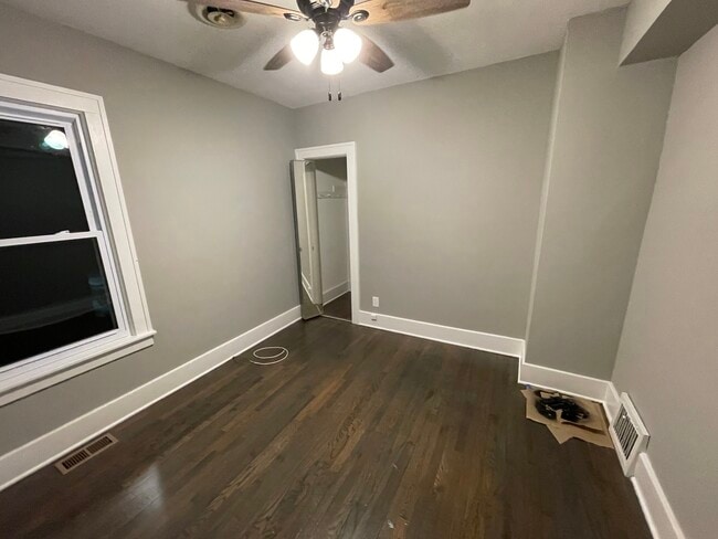 Building Photo - 1524 E Algonquin Rd