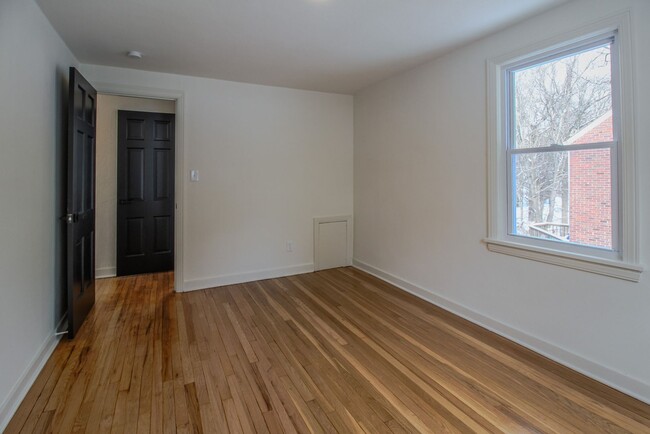 Building Photo - RENOVATED & READY FOR MOVE IN! COZY 2 BEDR...