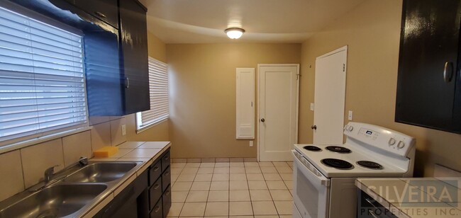 Building Photo - 2 Bedroom Santa Maria home available!