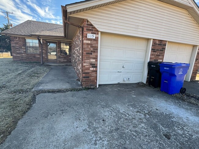 Building Photo - 3 Bedroom 2 bathroom Duplex