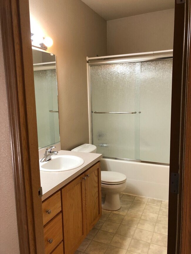 Building Photo - Small Pet Friendly! 4 Bedroom, 2 Bathroom Close to Campus!