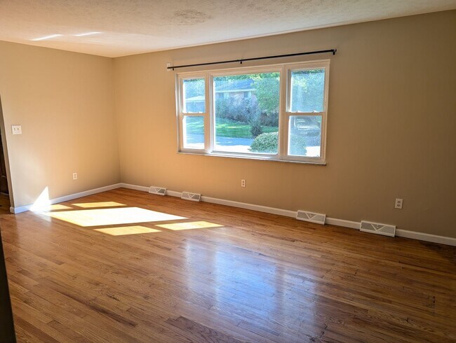Building Photo - AVAILABLE NOW! Spacious 3 Bed / 2.5 Bath Home in Washington Twp with Basement!