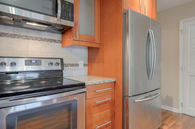 Building Photo - 846 Patrick Henry Dr