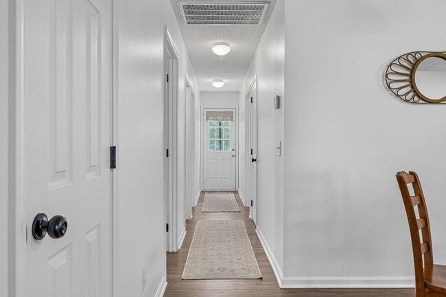 Building Photo - Ranch Style Home in Hunt Club For Rent!