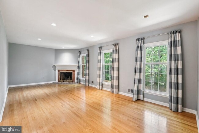 Building Photo - 214 James Thurber Ct