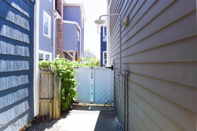 Building Photo - 94 Embury Ave
