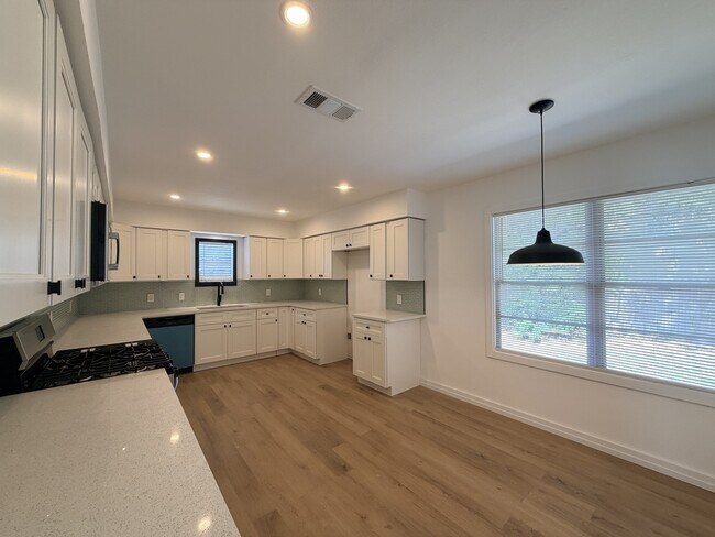 Building Photo - 914 Belmeade Dr