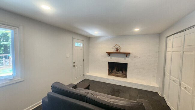 Building Photo - Wonderfully Updated Home On the Edge of Po...