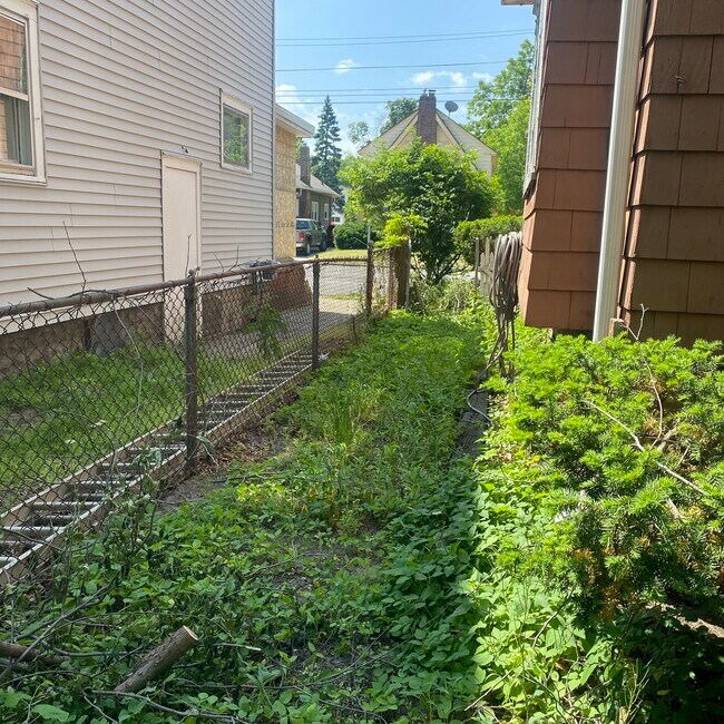 Building Photo - 1706 W Saginaw St