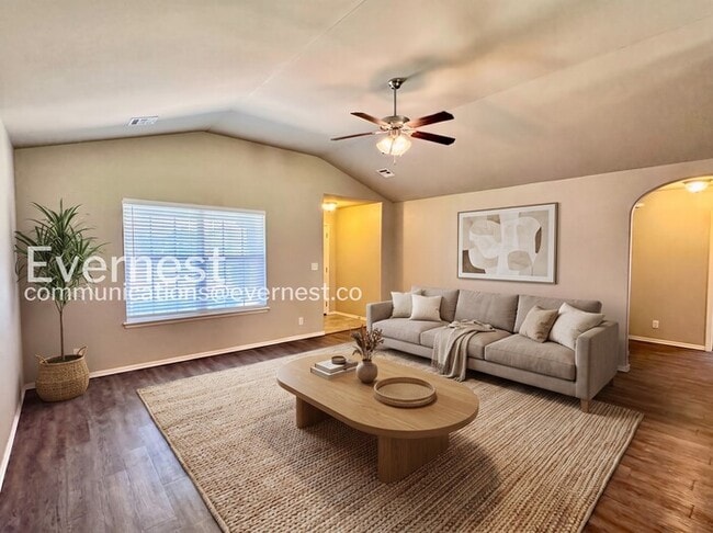 Building Photo - 3 Bed, 2 Bath Home with Garage / Pet-Friendly / Available Now!