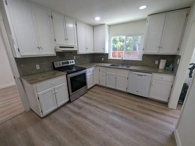 Building Photo - 485 S Fair Oaks Ave