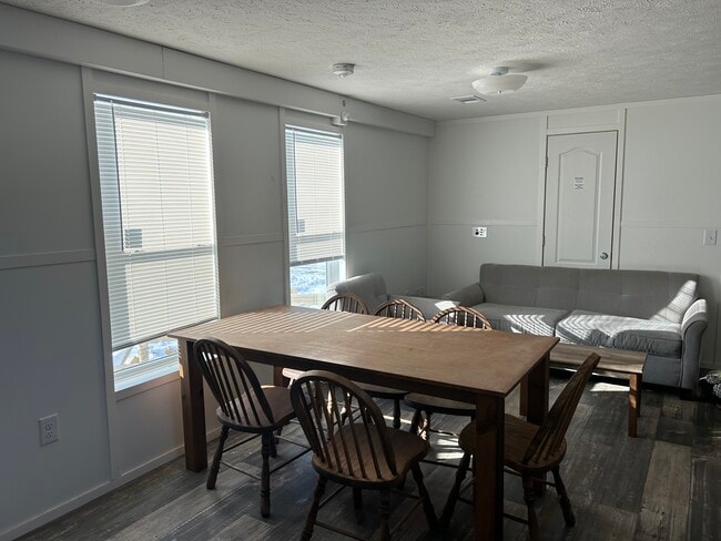 Building Photo - 403 NW Park St