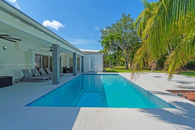 Building Photo - 15400 SW 84th Ave