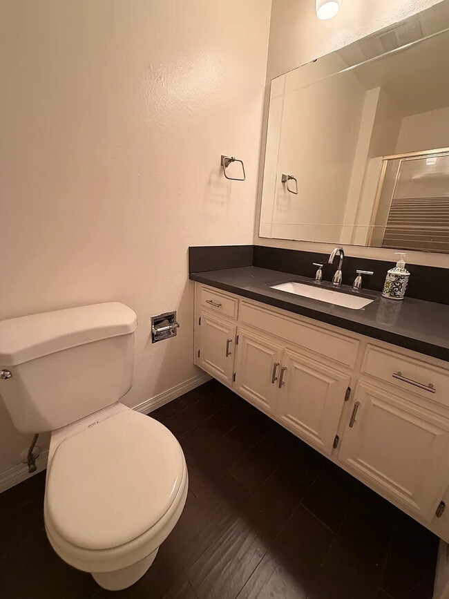 Building Photo - "Discover Coastal Living: Spacious 2-Bed, 2-Bath Retreat in Newport Beach!"