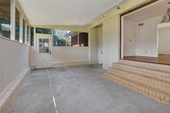 Building Photo - 150 Fairway Oaks Dr