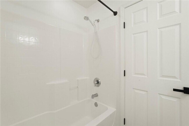 Building Photo - Spacious 3-Bedroom Townhouse in Prime Savannah Location, Move-in Special: FREE RENT for December!!