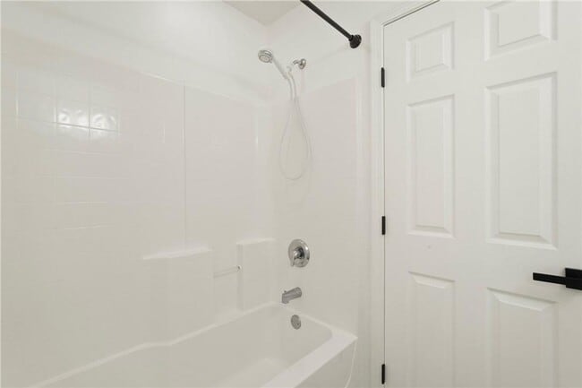 Building Photo - Spacious 3-Bedroom Townhouse in Prime Savannah Location!