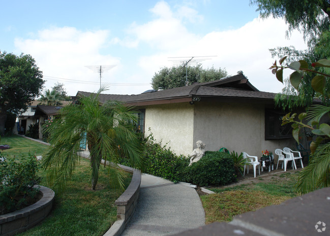 Building Photo - 870 S Sherman Ave