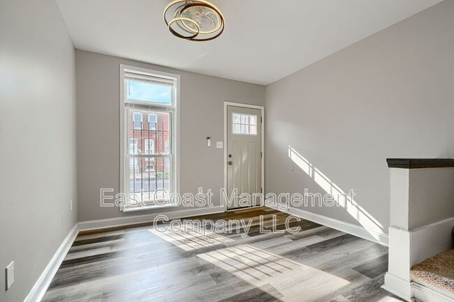 Building Photo - 1527 N Stricker St